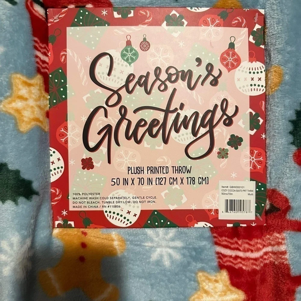NWT SEASON'S GREETINGS HOT COCOA AND GINGERBREAD CHRISTMAS PLUSH PRINTED THROW